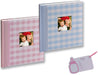 Copertina in carta laminata con finestra personalizzabile. Interni tradizionali bianchi con 60 pagine misura 24x24. Tasca porta CD e inserto con testo in italiano. 2 colori assortiti.
