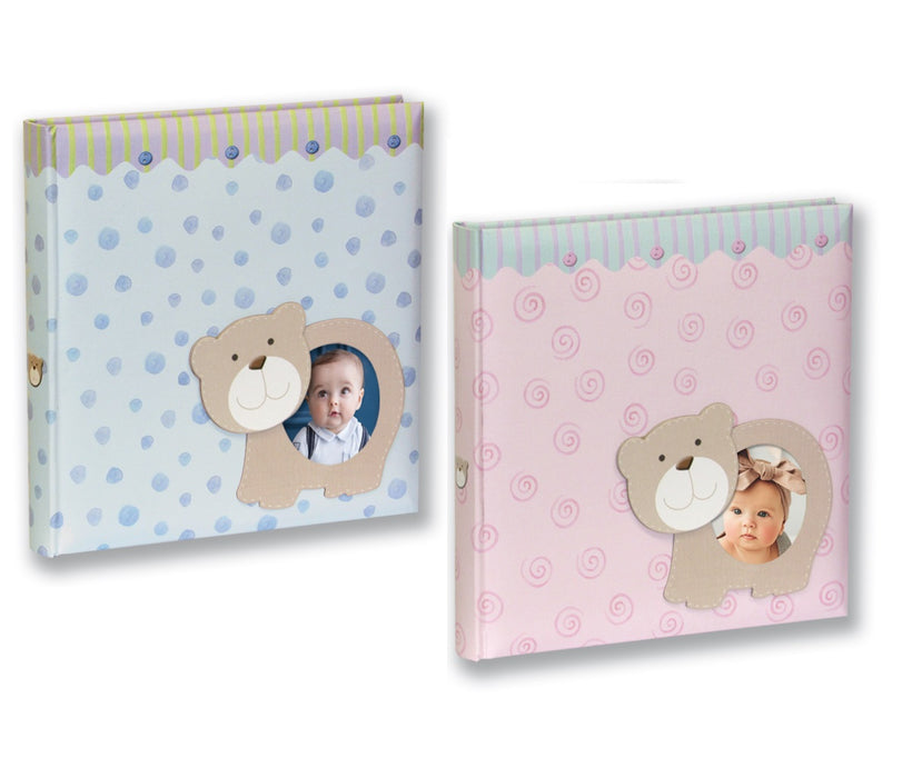 Copertina in carta laminata con finestra personalizzabile. Interni tradizionali bianchi con 60 pagine misura 24x24. 2 colori assortiti.