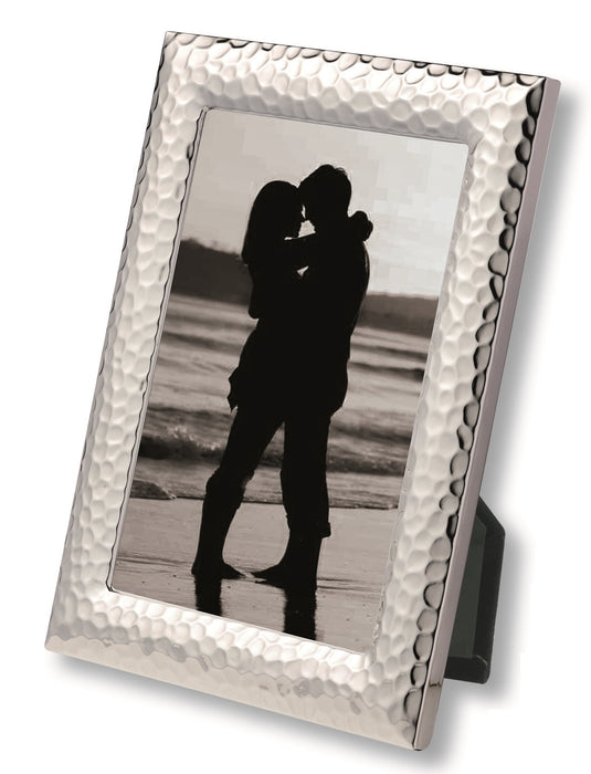 Cornice in silver con retro in velluto. Confezione in scatola singola.