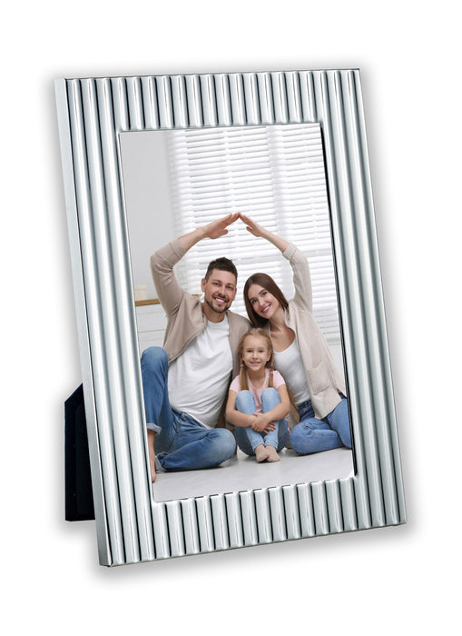 Cornice in silver metal.Confezionato in scatola singola.