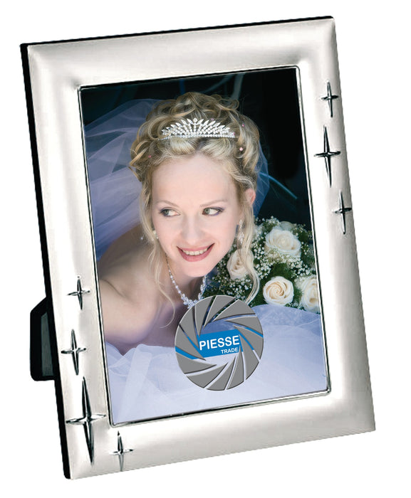 Cornice in silver satinato con motivi in rilievo in silver lucido, dorso in velluto, per 1 foto f.to 15x20. Confezione in scatola singola.