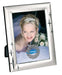 Cornice in silver satinato con motivi in rilievo in silver lucido, dorso in velluto, per 1 foto f.to 15x20. Confezione in scatola singola.