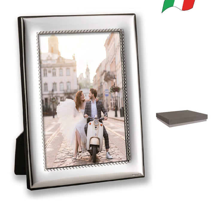 Cornice in silver lucido con retro in legno.Prodotta in italia. Confezione in scatola singola.