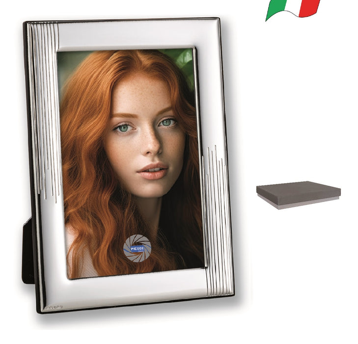 Cornice in silver lucido con retro in legno.Prodotta in italia. Confezione in scatola singola.