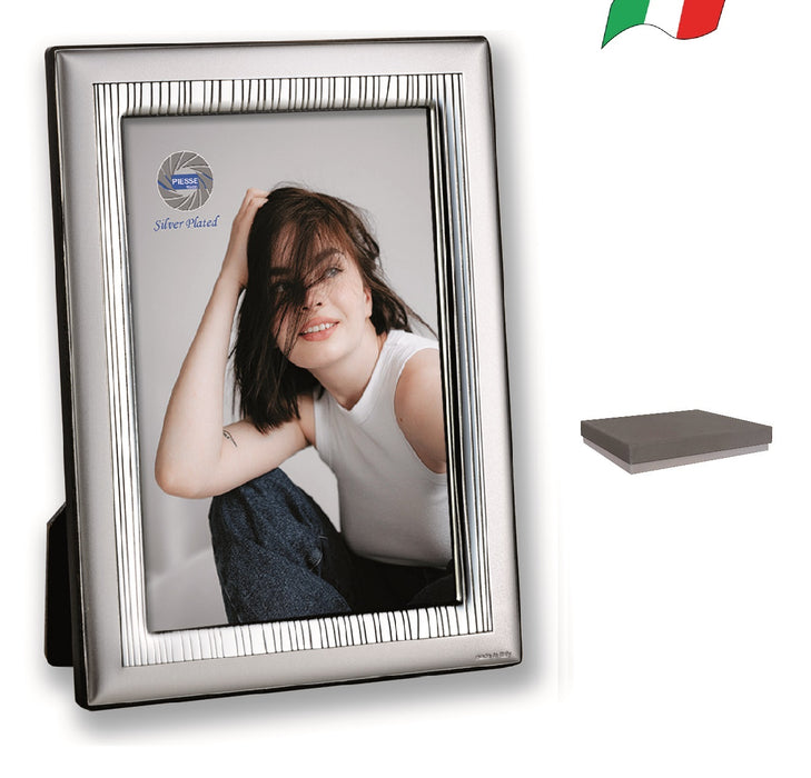 Cornice f.to 10x15 in silver lucido con retro in legno.Prodotta in italia. Confezione in scatola singola.