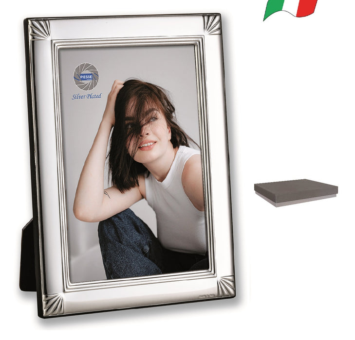 Cornice in silver lucido con retro in legno per 1 foto f.to 10x15.Prodotta in italia. Confezione in scatola singola.
