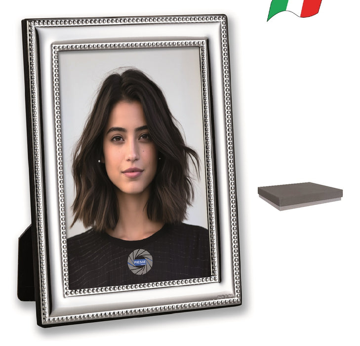 Cornice in silver lucido con retro in legno per 1 foto f.to 10x15.Prodotta in italia. Confezione in scatola singola.