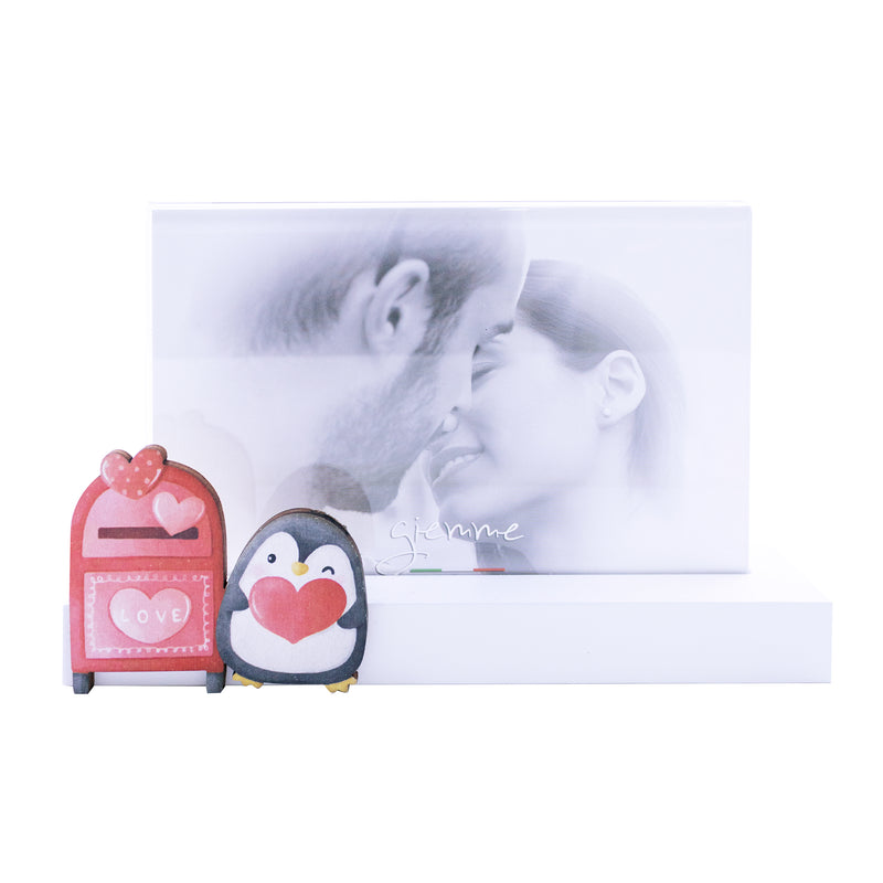 KQT201 cornice con base legno bianco e plexiglass con pinguino innamorato