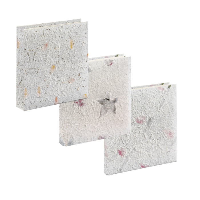 Copertina in carta di gelso, applicazioni di fiori e foglie naturali, interni a tasche con memo laterale.